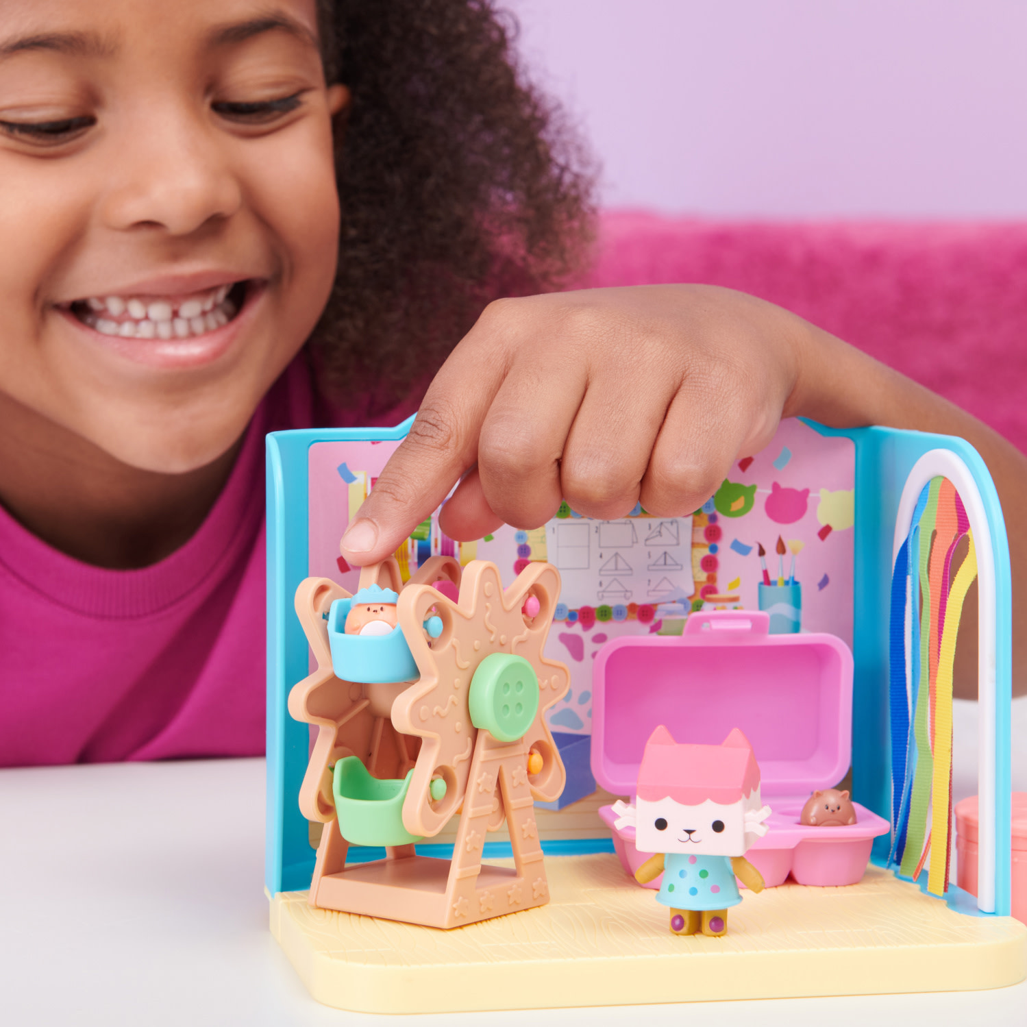Gabby's Dollhouse Stanza baby box Craft-a-riffic con personaggio gatto Baby Scatola - 6064151 - immagine 4